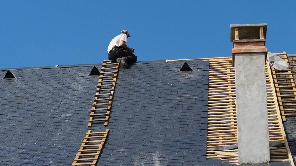 Pose d'ardoises sur une toiture